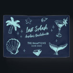 Letzter Splash Mermaid Beach Junggeselinnen-Abschi Banner<br><div class="desc">Lassen Sie sich von diesem atemberaubenden Junggeselinnen-Abschied-Design in Ihrem Junggeselinnen-Abschied verwöhnen. Ob Sie einen Badeurlaub, einen Mädchenurlaub oder eine Verlobung mit Freunden feiern, dieses individuelle Stranddesign ist der perfekte Zusatz zu Ihrem unvergesslichen Junggeselinnen-Abschied. Fügen Sie Ihrem Junggeselinnen-Abschied eine persönliche Touch mit individuelle Name, Lage und Textoptionen hinzu, die speziell für...</div>