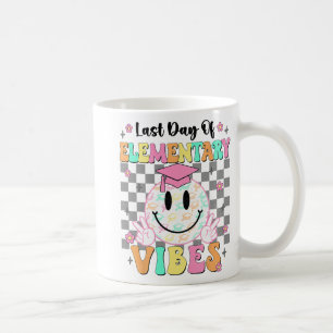 Letzter Tag der elementaren Abschluss Mädchen sie Kaffeetasse