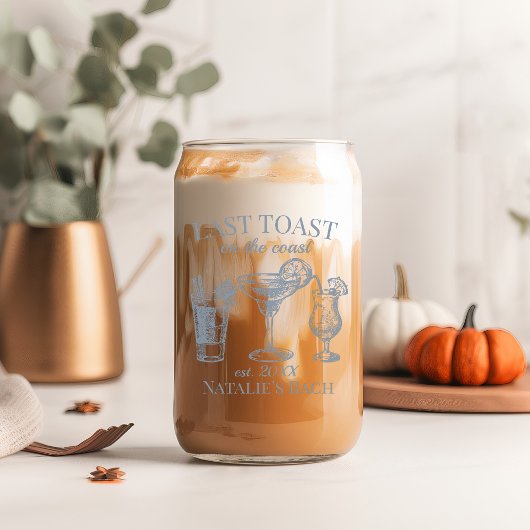 Letzter Toast am Junggeselinnen-Abschied am Strand Dosenglas