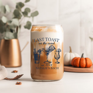 Letzter Toast am Junggeselinnen-Abschied am Strand Dosenglas