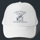 Letzter Toast am Junggeselinnen-Abschied am Strand Truckerkappe<br><div class="desc">Machen Sie sich mit unserem stilvollen Trucker Hut auf den ultimativen Letzten Toast am Coast Beach Junggeselinnen-Abschied gefasst. Ideal für den Cocktail Social Club-Look, ist dieser Hut ein Muss für Ihre luxuriöse Bachelorette-Feier. Mit dem Satz "Letzter Toast an der Küste" fügt es Ihrem Junggeselinnen-Abschied eine Touch Klasse hinzu. Diese Hüte...</div>