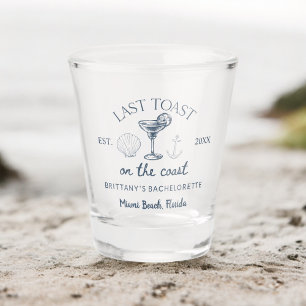 Letzter Toast an der Küste Strand-Junggesellinnena Schnapsglas