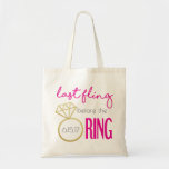 Letztes Flug vor der Ring Tote Tasche<br><div class="desc">Gold funkelnde Bachelorette Tote Tasche. Personalisieren Sie es mithilfe der Schaltfläche "Anpassen". Kaufen Sie für alle Mädchen oder nur die Braut,  um sich an die besondere Nacht mit nur den Mädchen zu erinnern.</div>