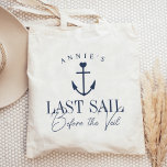 Letztes Segel vor dem Schleier Nautical Bacheloret Tragetasche<br><div class="desc">Mit diesen niedlichen personalisierten Taschen können Sie Ihren Junggeselinnen-Abschied im Wassersport oder auf dem Boot empfangen. Das Design zeigt eine Darstellung eines marineblauen Schiffes, die von einem kleinen Herz überragt wird. Darunter befinden sich zwei Zeilen benutzerdefinierter Text, die mit "Last Sail Before the Veil" gezeigt werden. Fügen Sie den Namen...</div>