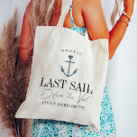 Letztes Segel vor dem Schleier Nautical Bacheloret Tragetasche<br><div class="desc">Mit diesen niedlichen personalisierten Taschen können Sie Ihren Junggeselinnen-Abschied im Wassersport oder auf dem Boot empfangen. Das Design zeigt eine blaue Schiffsillustrierung, die von einem kleinen Herz überragt wird, darunter zwei Zeilen benutzerdefinierter Text; dargestellt mit "Letztes Segel vor dem Schleier". Fügen Sie Ihren Veranstaltungsnamen unten hinzu, und das Jahr gebogen...</div>