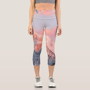 Letztes Sonnenlicht auf dem Berg Storžič, Slowenie Capri Leggings