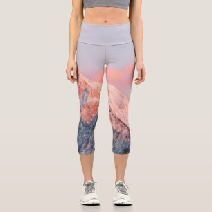 Letztes Sonnenlicht auf dem Berg Storžič, Slowenie Capri Leggings