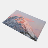 Letztes Sonnenlicht auf dem Berg Storžič, Slowenie Fußmatte (Schrägansicht)