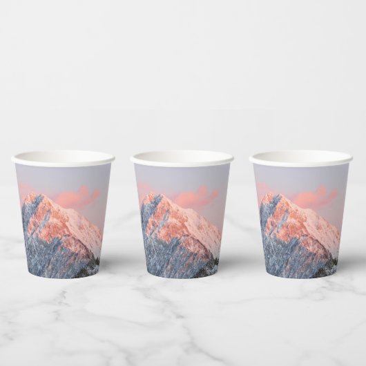 Letztes Sonnenlicht auf dem Berg Storžič, Slowenie Pappbecher (Multi)