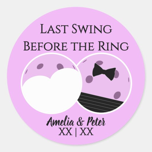 Letztes Swing vor dem Ring Pre-Wedding Pickleball Runder Aufkleber (Vorderseite)