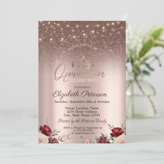 Leuchten, Burgunder Glitzer, Rose Gold Quinceañera Einladung (Stehend Vorderseite)