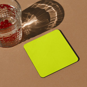 leuchtend farbig fluoreszierender gelber Hintergru Rechteckiger Pappuntersetzer
