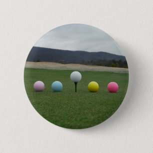 leuchtend farbige Golfbälle auf einem Berg Button