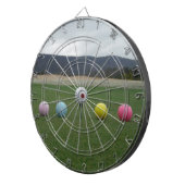 leuchtend farbige Golfbälle auf einem Berg Dartscheibe (Vorderseite rechts)