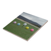 leuchtend farbige Golfbälle auf einem Berg Fliese (Seite)