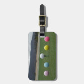 leuchtend farbige Golfbälle auf einem Berg Gepäckanhänger (Vorderseite vertikal)