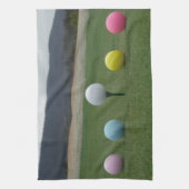 leuchtend farbige Golfbälle auf einem Berg Geschirrtuch (Vertikal)