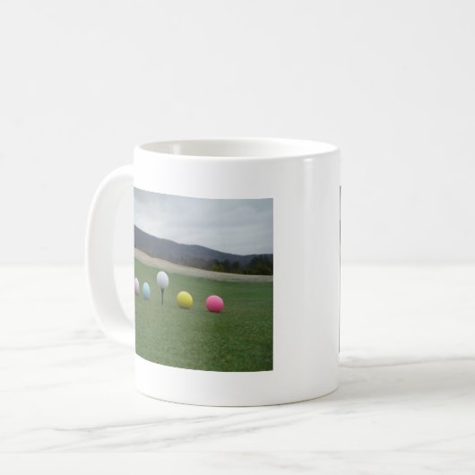 leuchtend farbige Golfbälle auf einem Berg Kaffeetasse (Vorderseite Links)