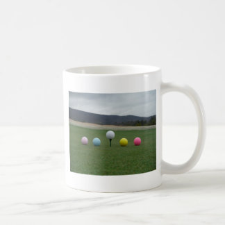 leuchtend farbige Golfbälle auf einem Berg Kaffeetasse