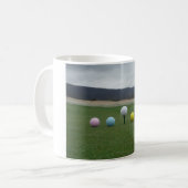 leuchtend farbige Golfbälle auf einem Berg Kaffeetasse (Vorderseite Links)