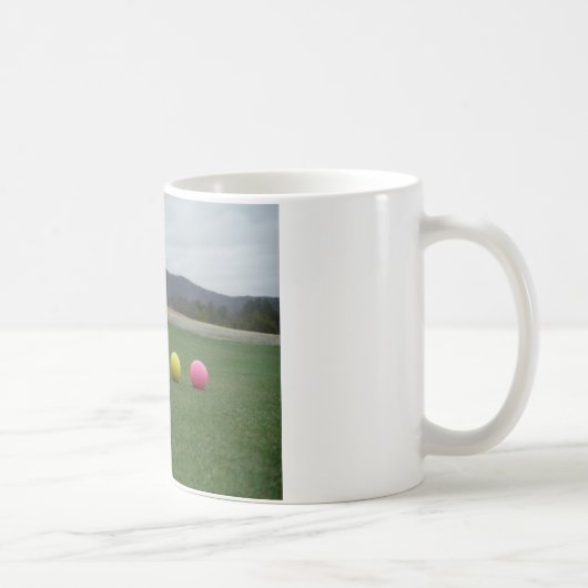 leuchtend farbige Golfbälle auf einem Berg Kaffeetasse (Rechts)