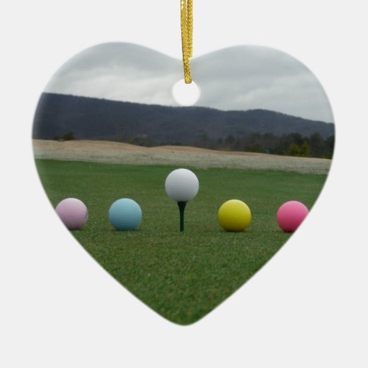 leuchtend farbige Golfbälle auf einem Berg Keramik Ornament (Vorne)