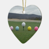 leuchtend farbige Golfbälle auf einem Berg Keramik Ornament (Links)