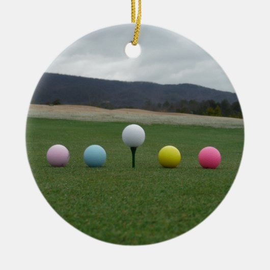 leuchtend farbige Golfbälle auf einem Berg Keramik Ornament (Vorne)
