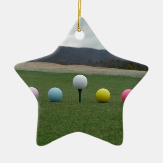leuchtend farbige Golfbälle auf einem Berg Keramikornament (Vorne)