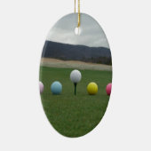 leuchtend farbige Golfbälle auf einem Berg Keramikornament (Rechts)