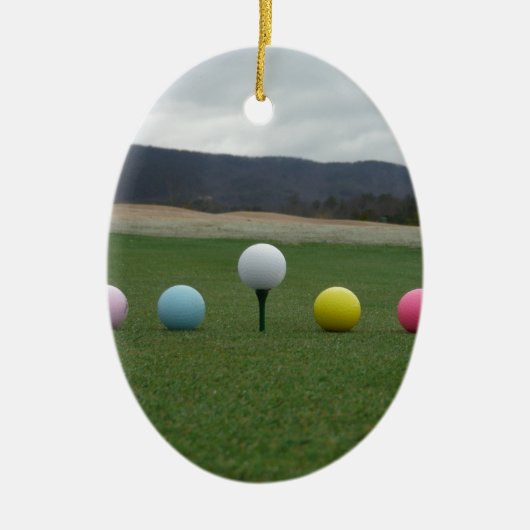 leuchtend farbige Golfbälle auf einem Berg Keramikornament (Vorne)