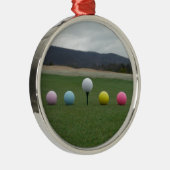 leuchtend farbige Golfbälle auf einem Berg Ornament Aus Metall (Rechts)