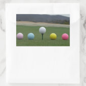 leuchtend farbige Golfbälle auf einem Berg Rechteckiger Aufkleber (Tasche)
