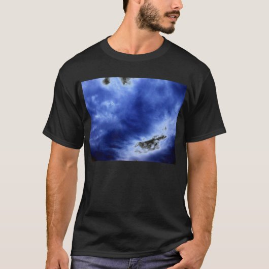 Leuchtende blaue Sturm-Wolken durch KLM T-Shirt (Vorderseite)