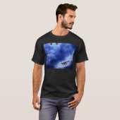 Leuchtende blaue Sturm-Wolken durch KLM T-Shirt (Vorne ganz)