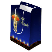 Leuchtende Diwali Lampe - mittlere Geschenk-Tasche Mittlere Geschenktüte (Rückseite Schrägansicht)