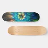 Leuchtende Fantasie-Blume, buntes Abstraktes Frakt Skateboard (Horizontal)