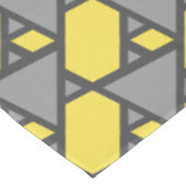 Leuchtende gelbe graue geometrische Monogramm Tischdecke (Schrägansicht)