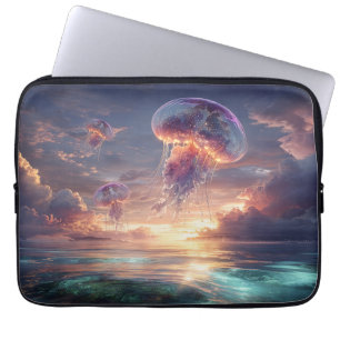 Leuchtende Quallen im Sonnenuntergangs-Himmel Laptopschutzhülle