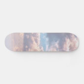 Leuchtende rosa flauschige Wolken in einem blauen  Skateboard (Horizontal)