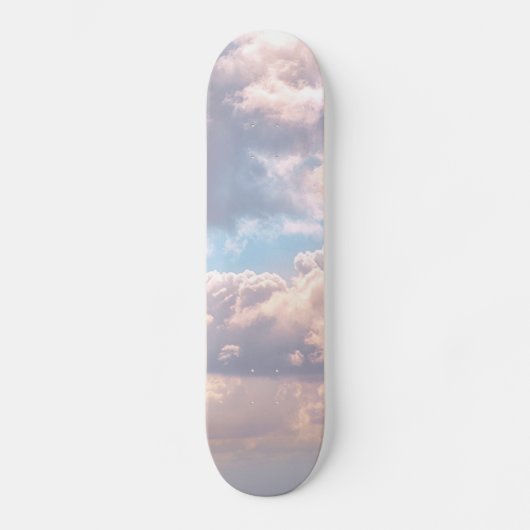 Leuchtende rosa flauschige Wolken in einem blauen  Skateboard (Vorderseite)