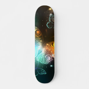 Leuchtende Schmetterlinge und Nachtfalter Skateboard