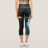 Leuchtende Schmetterlinge und Nachtschmetterlinge Capri Leggings (Rückseite)