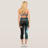 Leuchtende Schmetterlinge und Nachtschmetterlinge Capri Leggings (Rückseite)