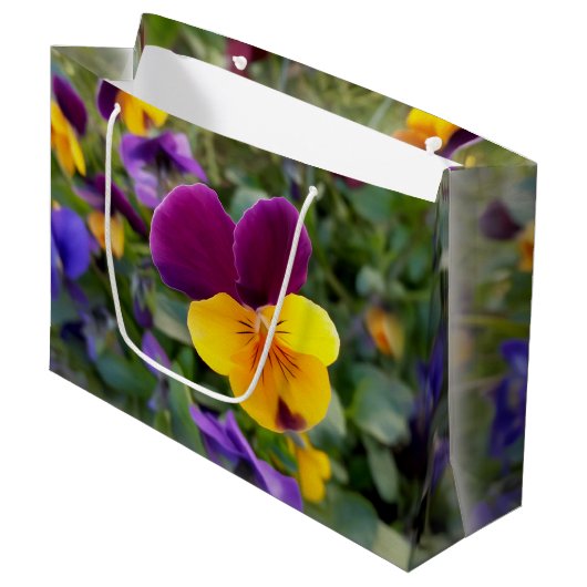 leuchtende Stiefmütterchen Große Geschenktüte (Vorderseite Schrägansicht)