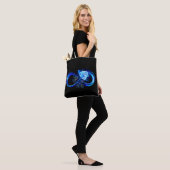Leuchtende Unendlichkeit mit blauer Rose Tasche (Am Model)