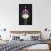 Leuchtender Düsseldorfer Rheinturm bei Nacht Leinwanddruck (Insitu (Schlafzimmer))