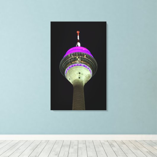 Leuchtender Düsseldorfer Rheinturm bei Nacht Leinwanddruck (Insitu (Holzboden))
