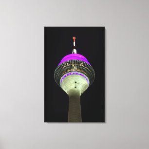 Leuchtender Düsseldorfer Rheinturm bei Nacht Leinwanddruck