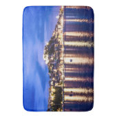 Leuchtender Hafen in Sibenik, Kroatien Badematte (Vorderseite Vertikal)